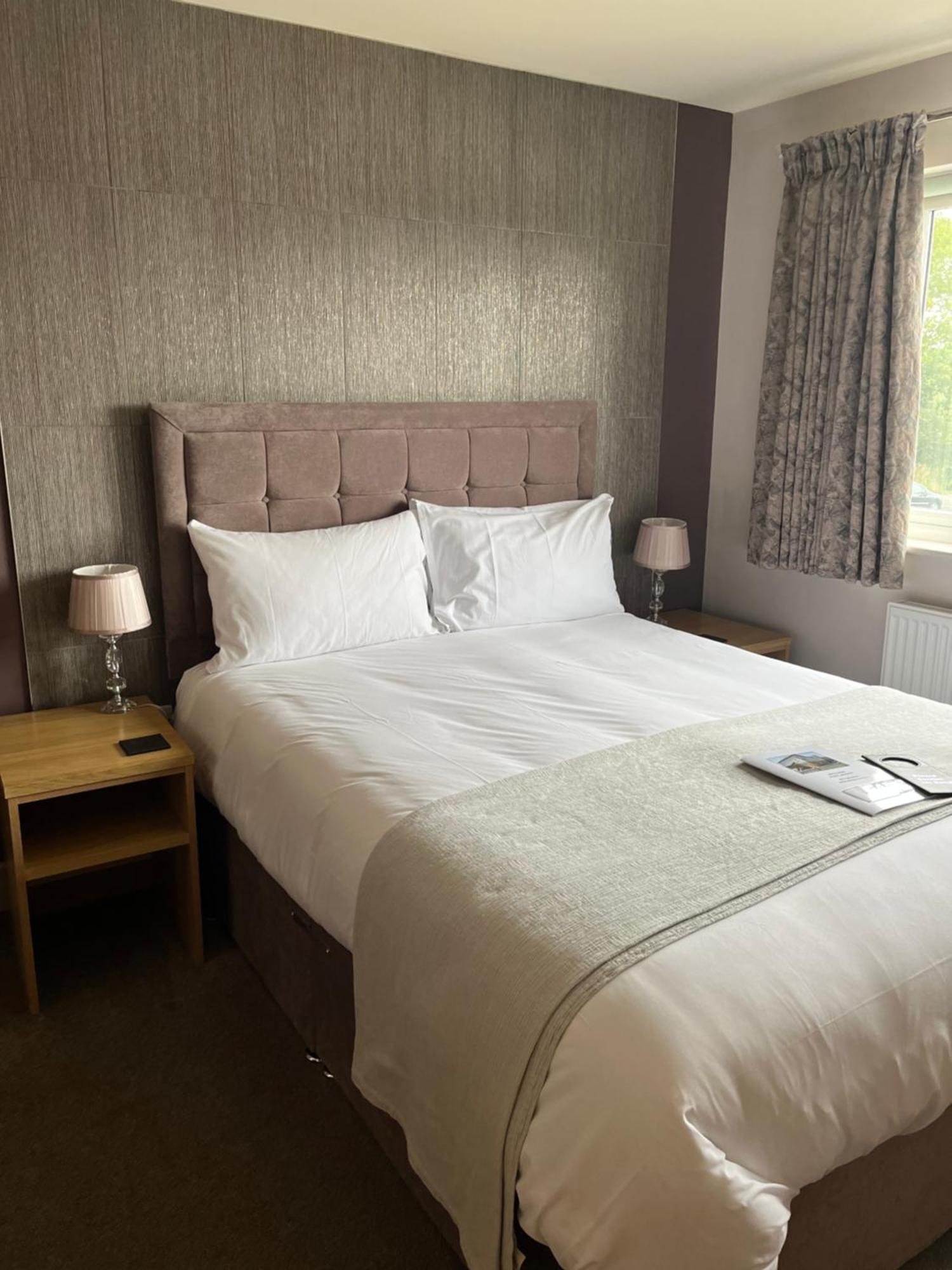 Rose And Crown Hotel Lytchett Matravers Eksteriør billede