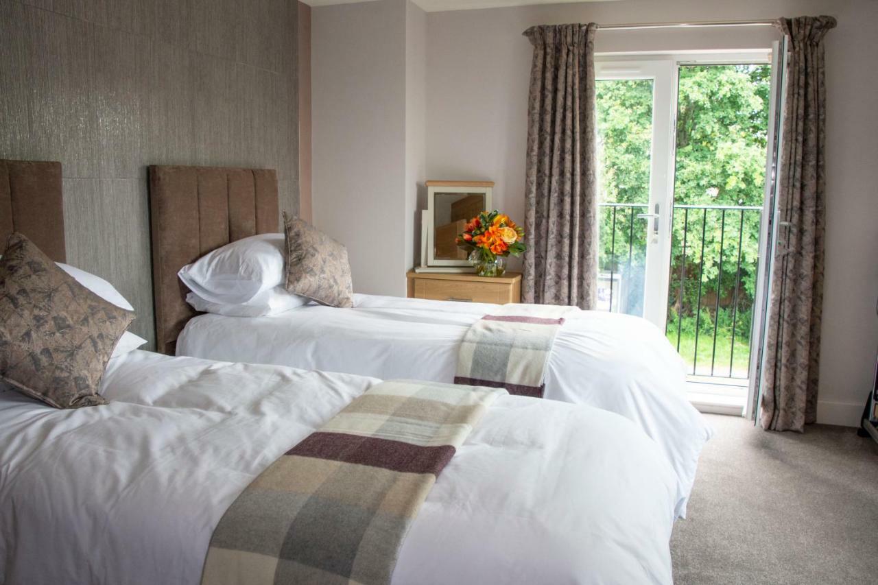 Rose And Crown Hotel Lytchett Matravers Eksteriør billede