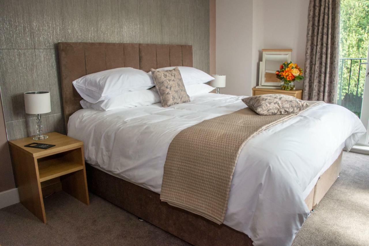 Rose And Crown Hotel Lytchett Matravers Eksteriør billede